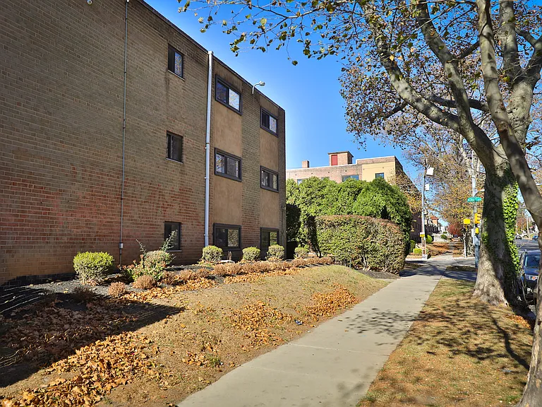 Broadmoore — Photo 26