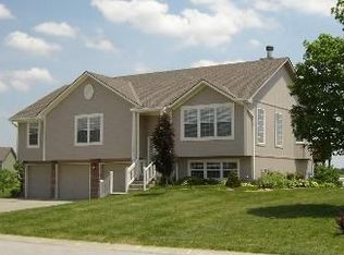 2401 SW Stone Bridge Cir, Lees Summit, MO 64082