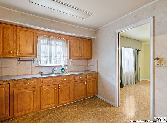 4th image of 1112 W MAYFIELD BLVD