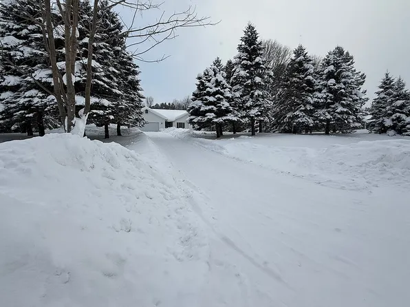 2753 Old Barn Rd, Traverse City, MI 49685