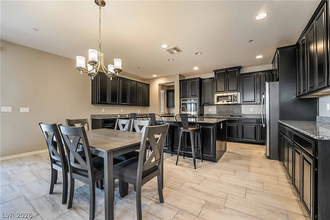 4 bed, 2.5 bath, 2703 sqft, $2,900 — Photo 3
