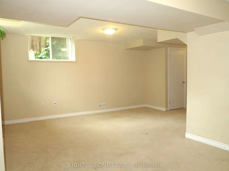 692 Oakcrossing Rd — Photo 23