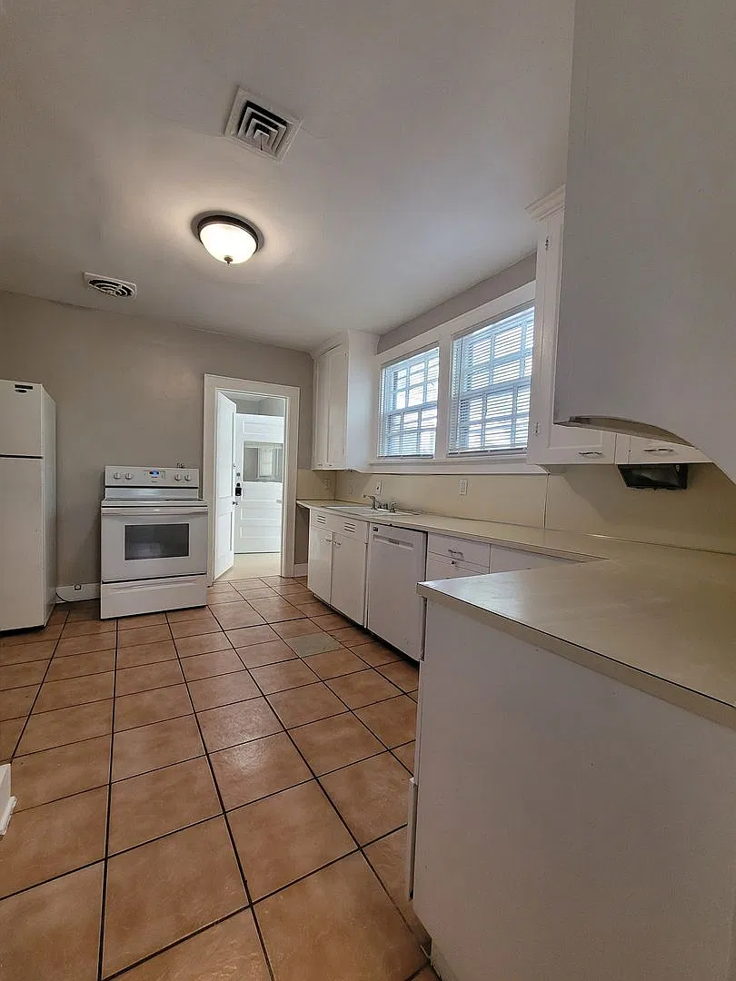 Spacious Blackstone Three Bedroom Available Now! — Photo 2