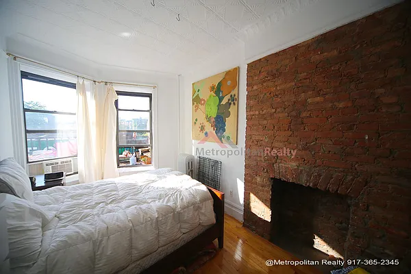 Rented by Metropolitan Realty | media 4