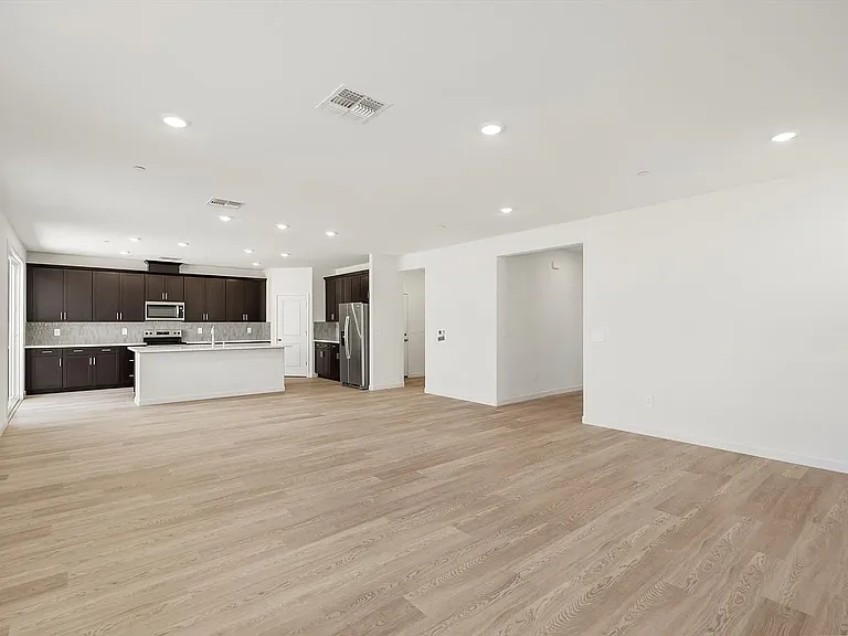 656 Channel Cir — Photo 3