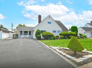 6 Serpentine Ln, Levittown, NY 11756