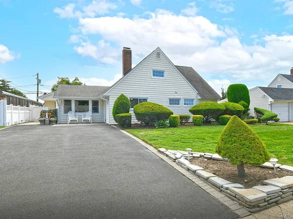 6 Serpentine Lane, Levittown, NY 11756