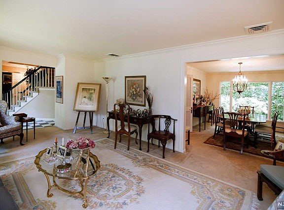 4th image of 60 Kenwood Dr