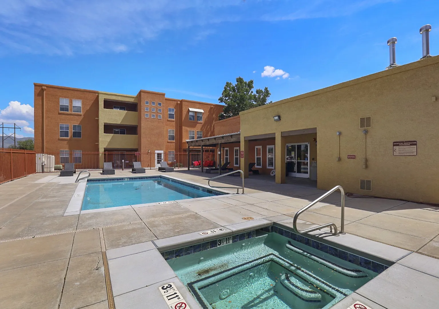 El Paseo Apartments — Photo 1