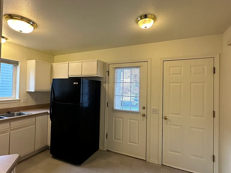 985 NE Hidden Valley Dr — Photo 5