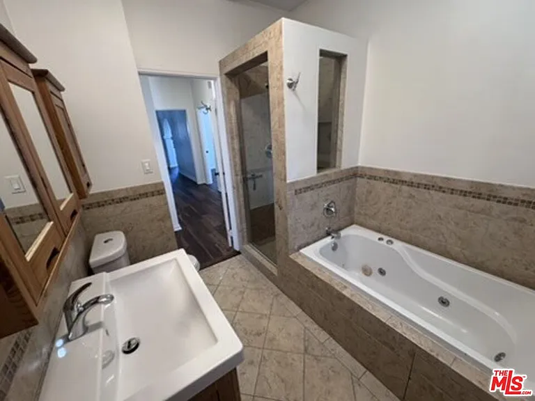 1425 S Curson Ave — Photo 19