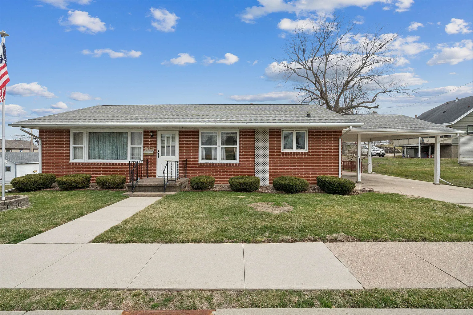 1674 Avoca St photo 1