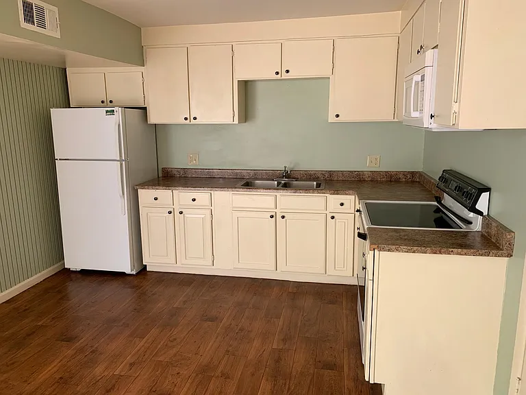 1br with back patio's kitchen
