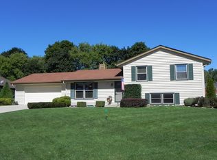 N28W22118 Indianwood Ct, Waukesha, WI 53186