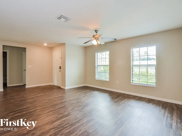 882 N Fairbanks Dr — Photo 2