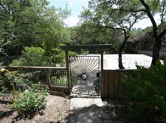 5th image of 203 N Lake Hills Dr