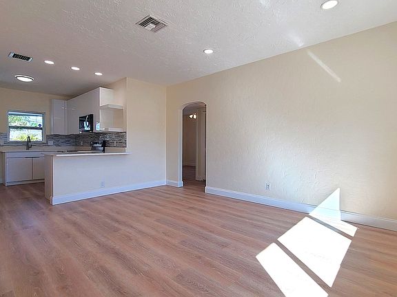 5th image of 133 38th Ave NE