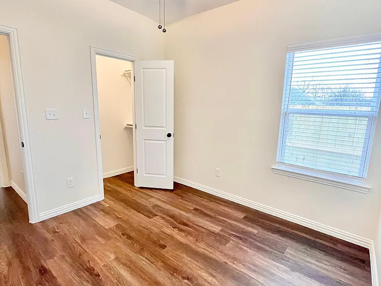 329 E Nelson St — Photo 15
