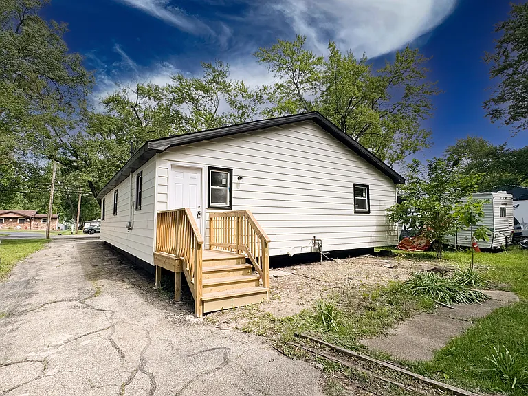 3246 N Lake Park Ave — Photo 18