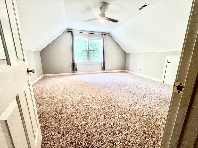 Large Bonus Room -on 3rd floor-Pic 1