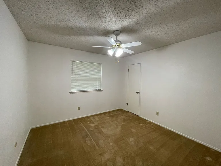 1905 Fox Hill Ct — Photo 12