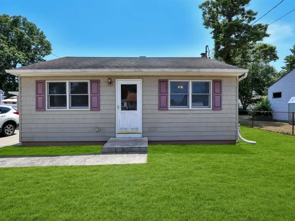 18 Prassan St, Patchogue, NY 11772