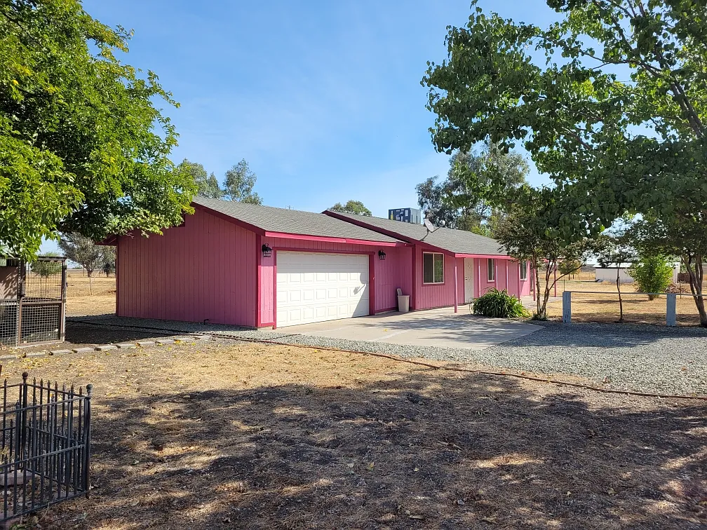 3 bed, 1100 sqft, $2,050 — Photo 2