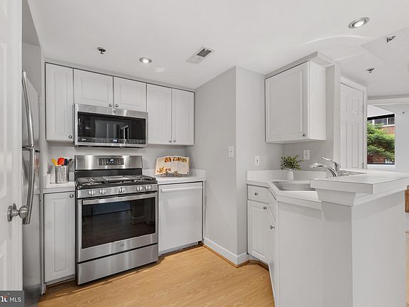 4th image of 1045 N Utah St APT 101