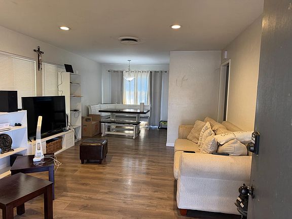 3rd image of 270 E Downs St