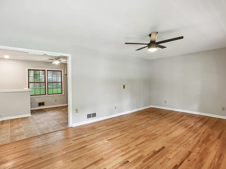 3319 Charlotte Cir SE — Photo 8