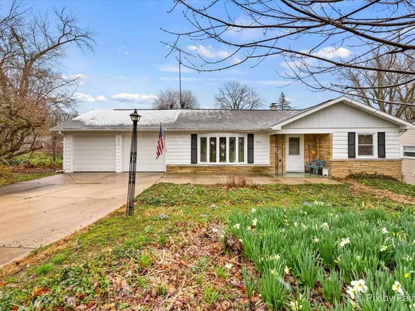 3212 Midway Dr, Island Lake, IL 60042