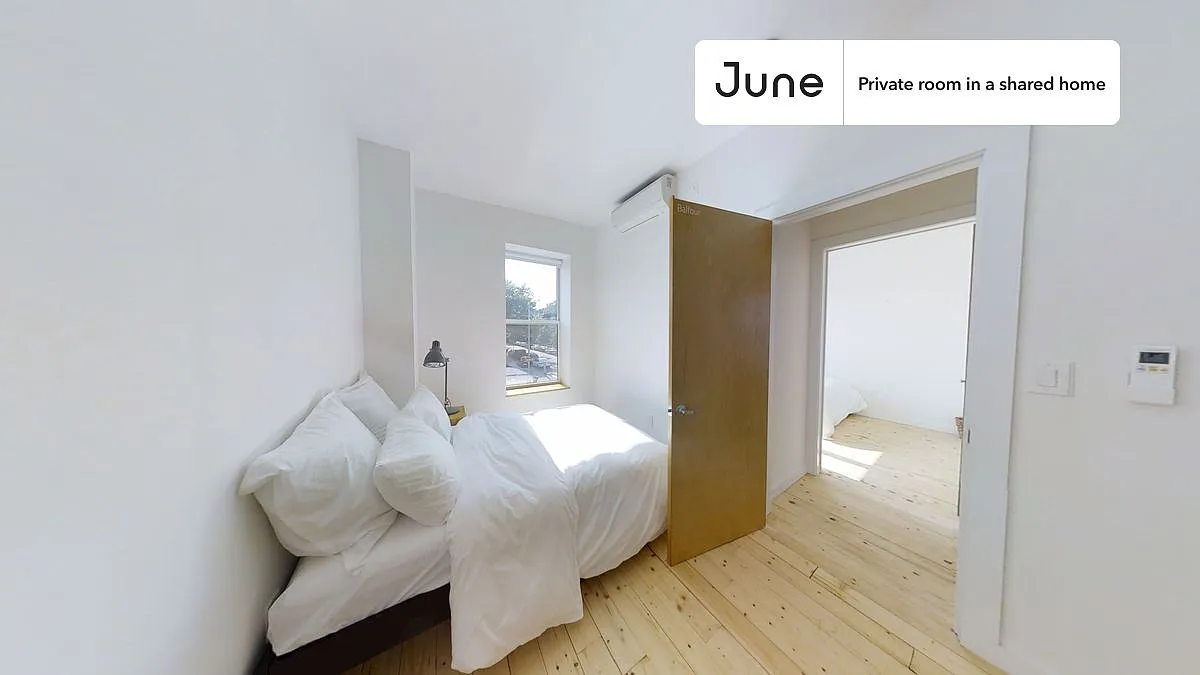 Queen bedroom in 4 bed/2 bath home in Prospect Lefferts Gardens #1840 C — Photo 1