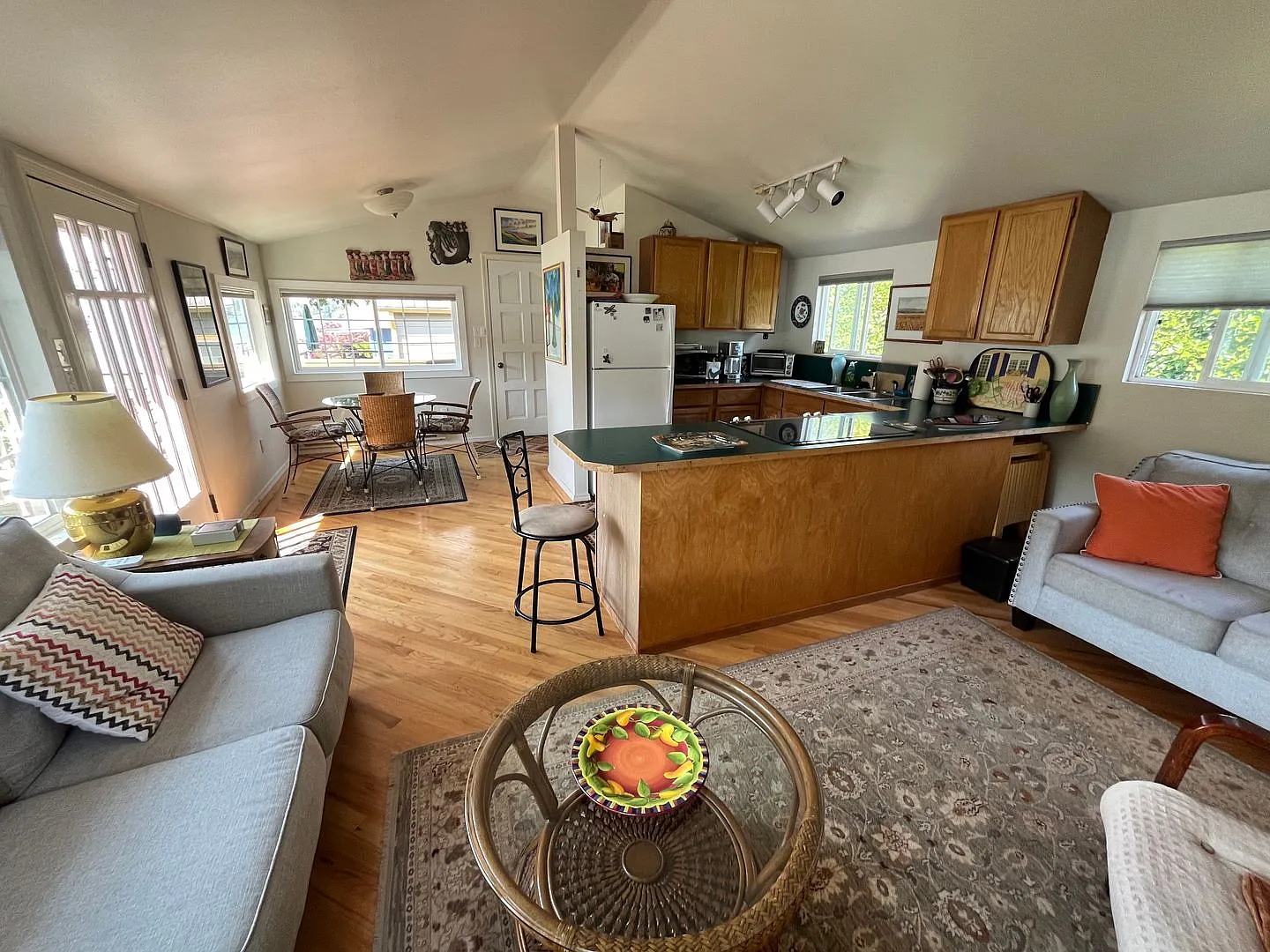 Short Term Furnished Rental: Beautiful Lakeside 2 Bed 1.5 Bath — Photo 2