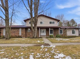 2308 Longfellow Ln, Midland, MI 48640