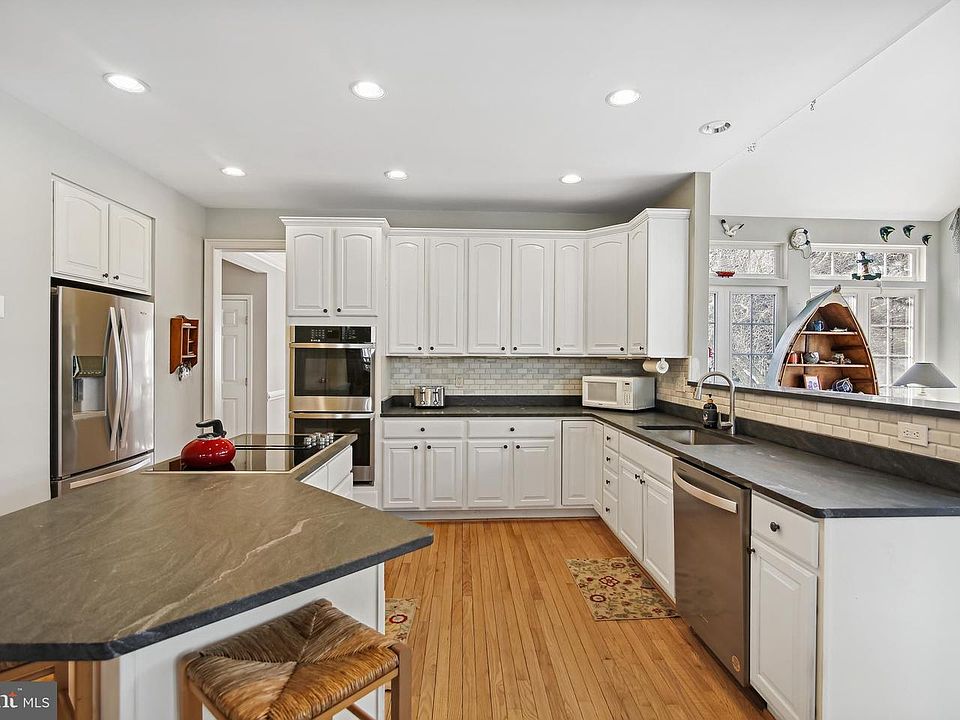 1st image of 220 Edenderry Ave
