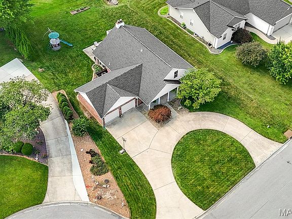 3rd image of 40 Pebble Hill Dr
