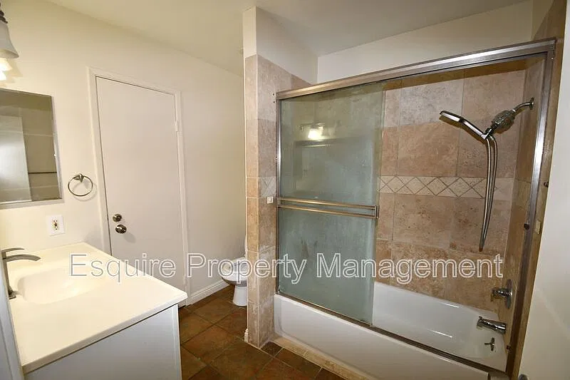 504 W Vineyard Ave