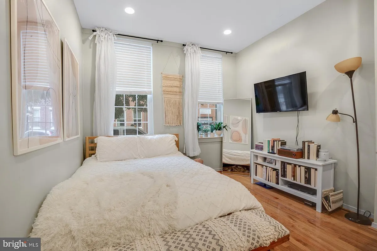 Building Photo - 626 S 19th St #1F