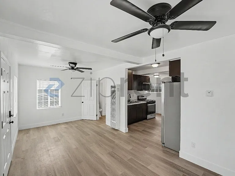 515 E 55th St — Photo 6