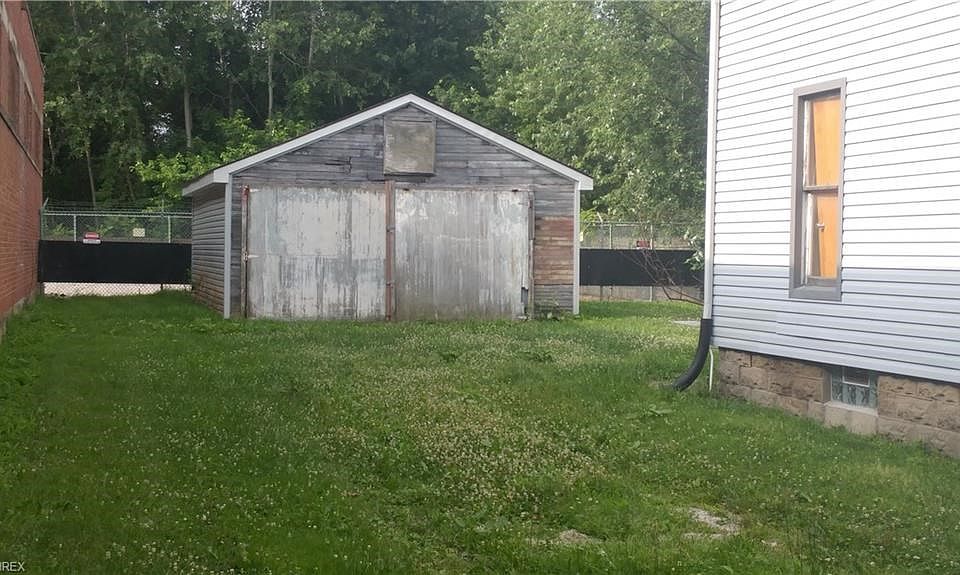 2nd image of 814 W 50th St