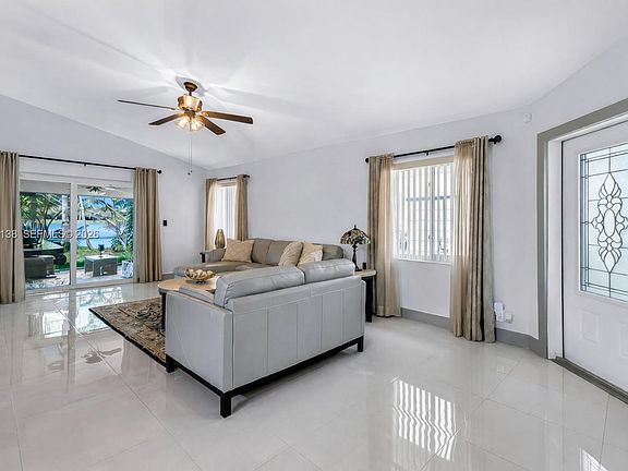 5th image of 529 Lakeside Cir