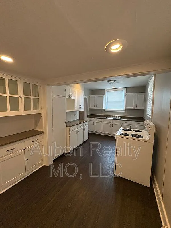 3 bed, 1.5 bath, 1300 sqft, $1,895 — Photo 4