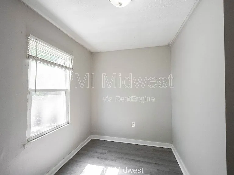 445 W 29th St — Photo 7