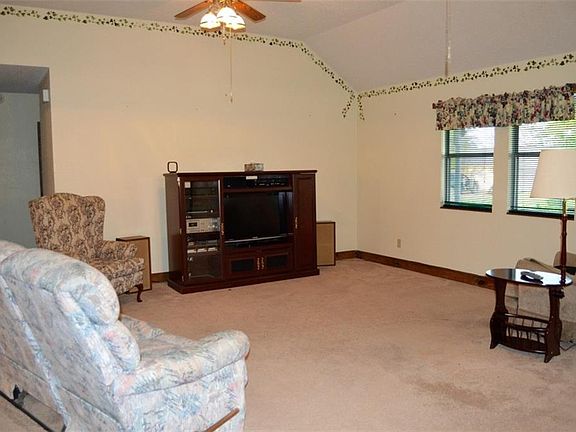 4th image of 702 N Avenue O