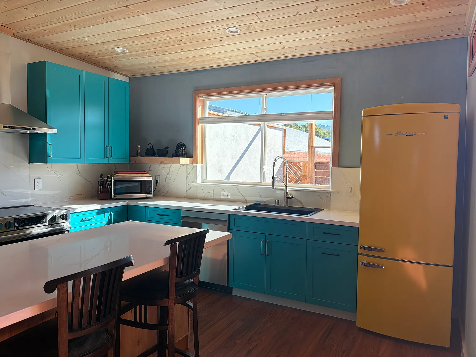 3 bed, 1300 sqft, $4,500 — Photo 3