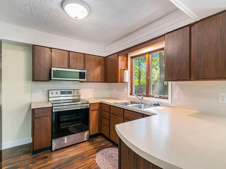 1024 Lakeview Dr — Photo 6
