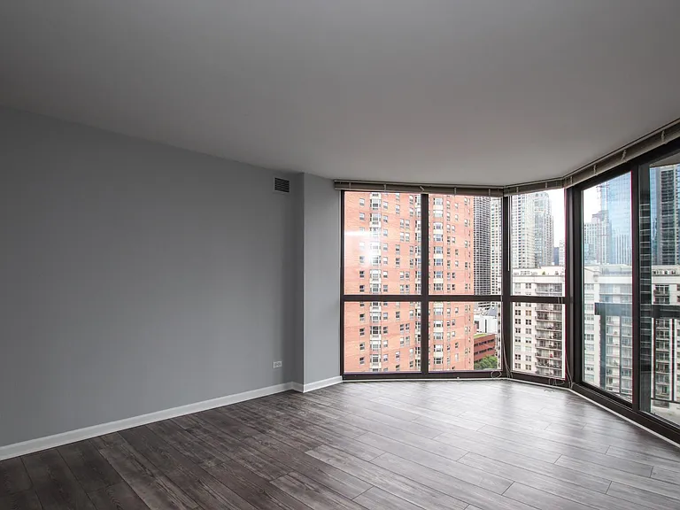 33 W Delaware Pl #19A — Photo 11