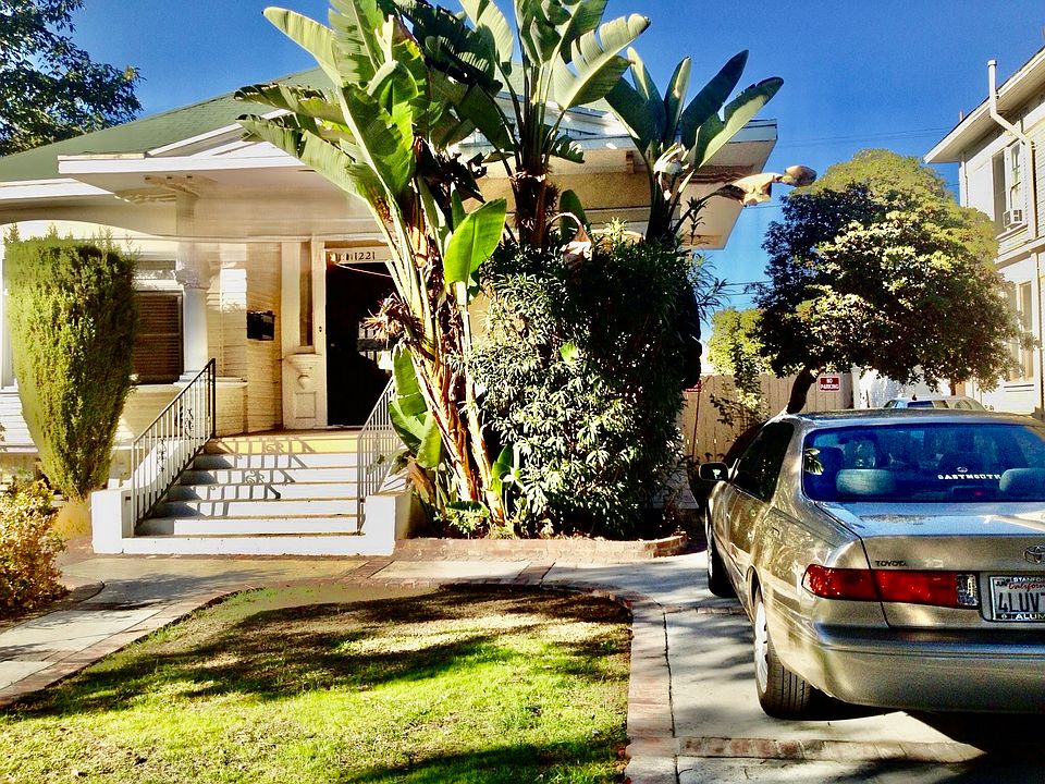 Charming USC student house near campus with lush garden, private entrance, and secure parking - ideal for graduate housing