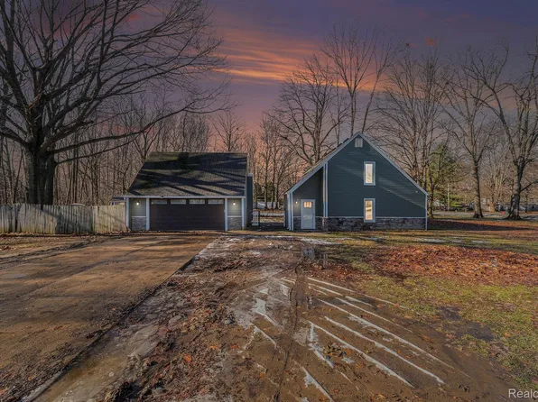 1364 Munson St, Burton, MI 48509