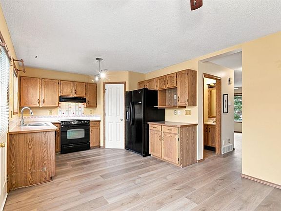 4th image of 219 Coral Springs Cir W